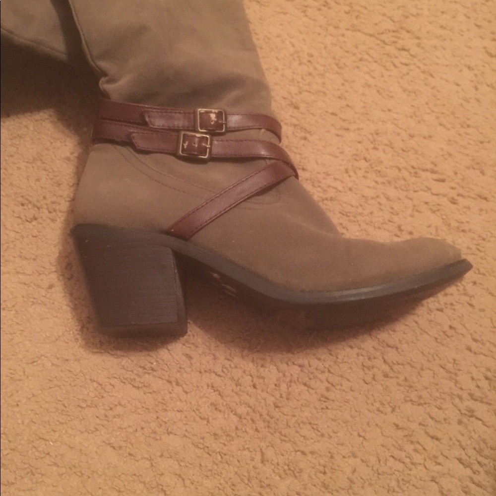 Boots - Picture 3 of 6